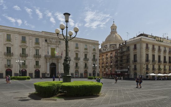 Катания: Университетская площадь 1