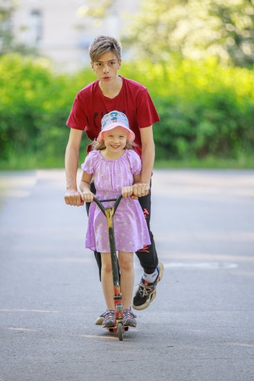 Я водитель очень классный! Нос утри, Обгонять меня напрасно! Ты не жди меня к обеду Сестренка Катя, Я в Америку уеду На самокате! По лужам, по кручам, Не ведая преград, Помчится мой лучший, Мой новый самокат! 