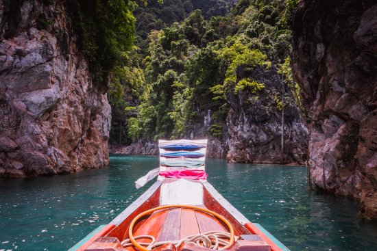 Между двух скал